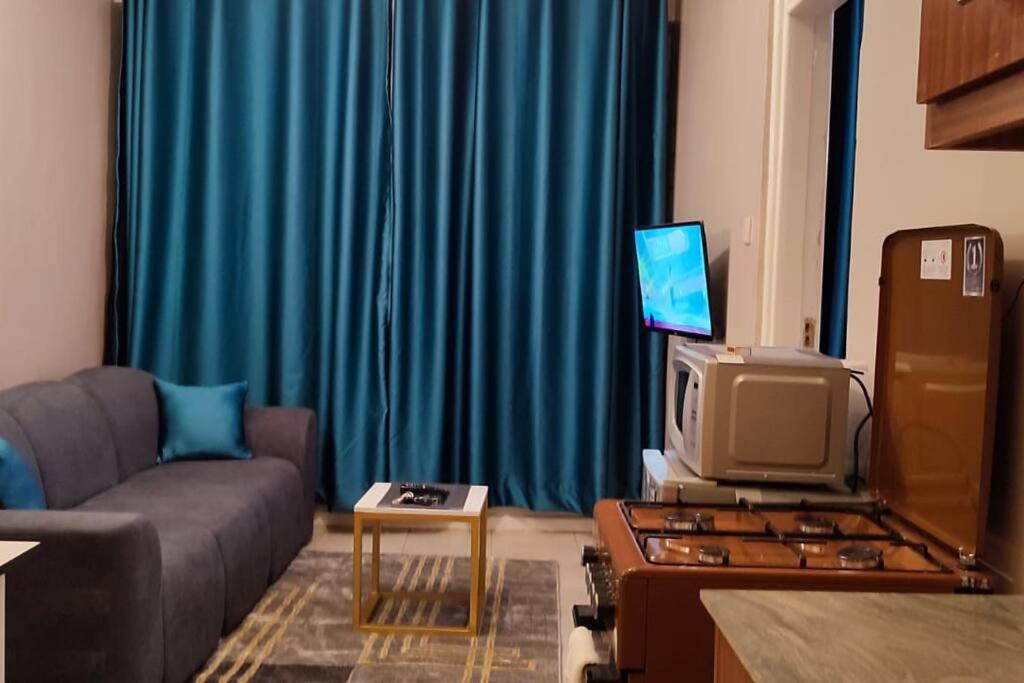 un soggiorno con divano e TV di One bedroom fully furnished apartment a Kiambu