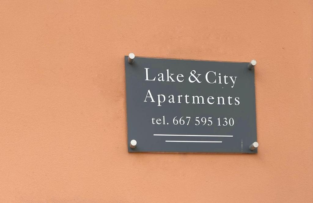 ギジツコにあるLake & City Apartmentsの湖と市のアパートメントを表す壁の看板