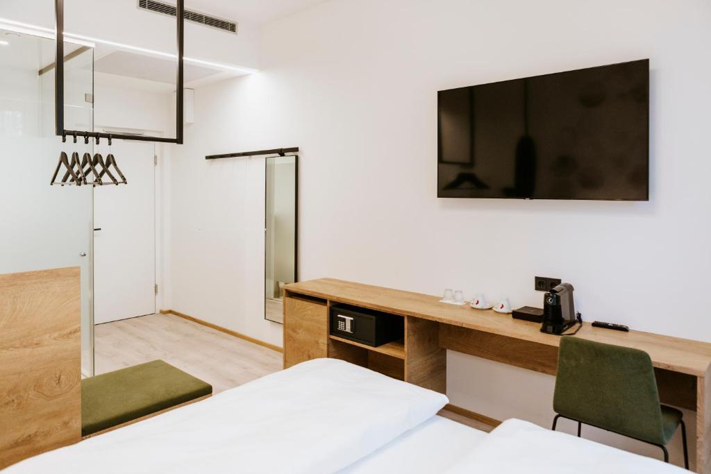 Televiisor ja/või meelelahutuskeskus majutusasutuses BEE GREEN Linz Self-Check-in-Hotel