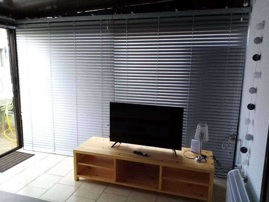 Televízia a/alebo spoločenská miestnosť v ubytovaní Zenatitude