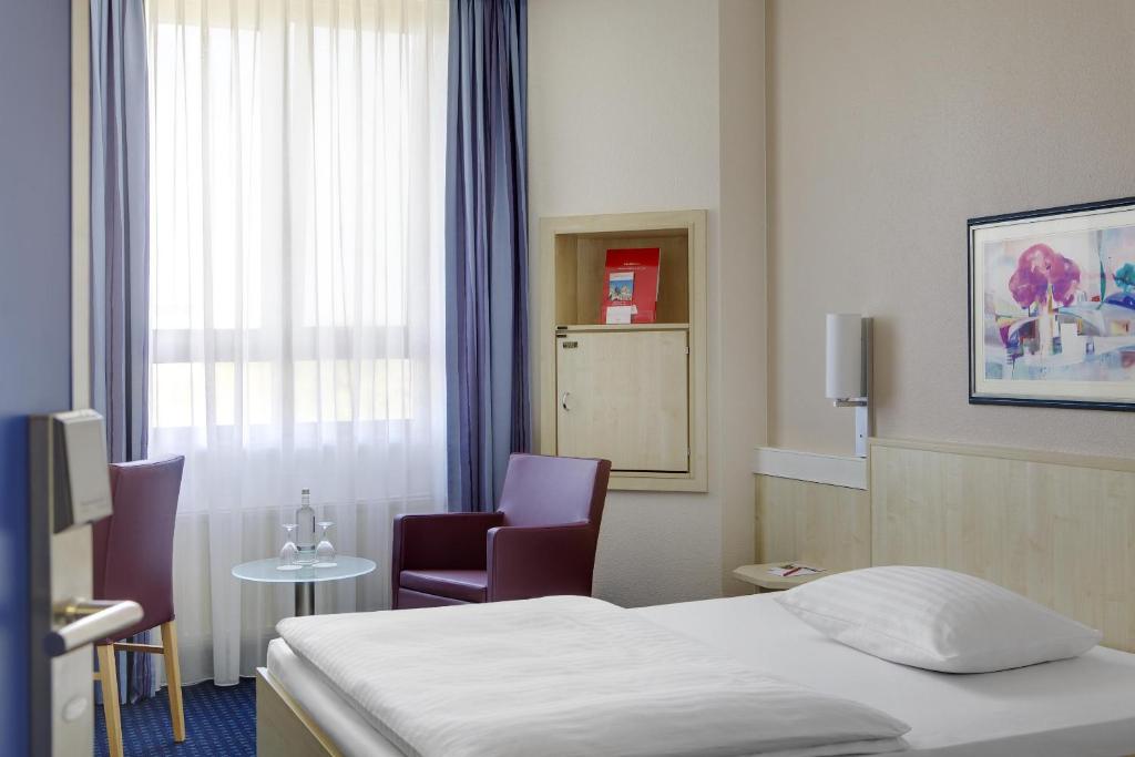 Postel nebo postele na pokoji v ubytování IntercityHotel Freiburg