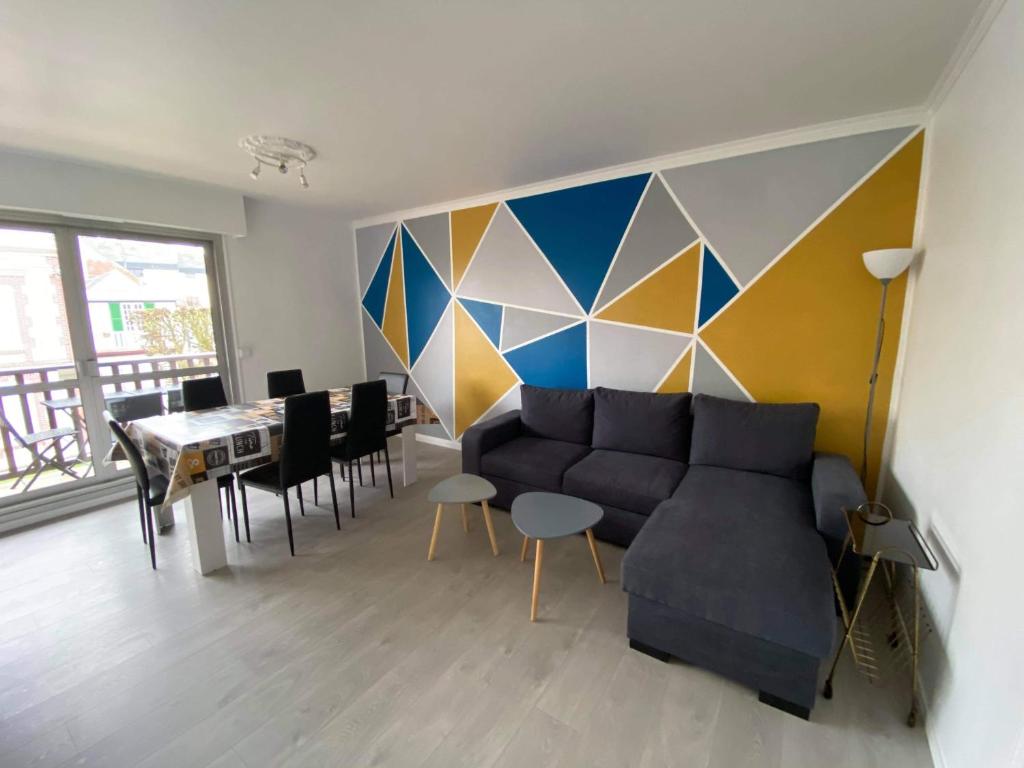 un salon avec un canapé et une table dans l'établissement Cabourg centre, appartement pour 4 personnes à 100m de la mer, à Cabourg