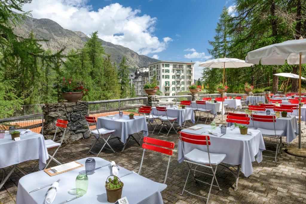 Nespecifikovaný výhled na hory nebo výhled na hory při pohledu z hotelu