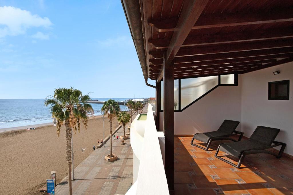 a view of the beach from the balcony of a building at Casa Las Vistas in Gran Tarajal