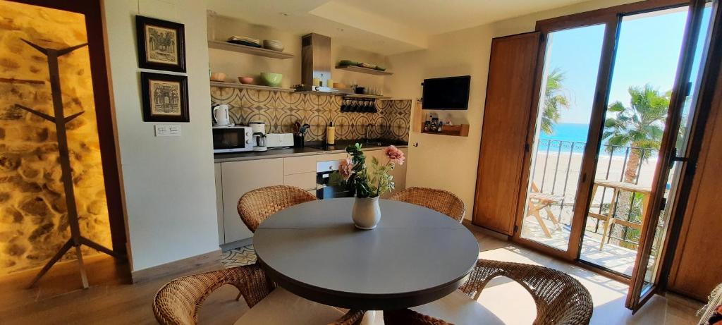 een keuken en eetkamer met een tafel en stoelen bij AR28-3, Apartamento con vistas mediterráneo in Villajoyosa
