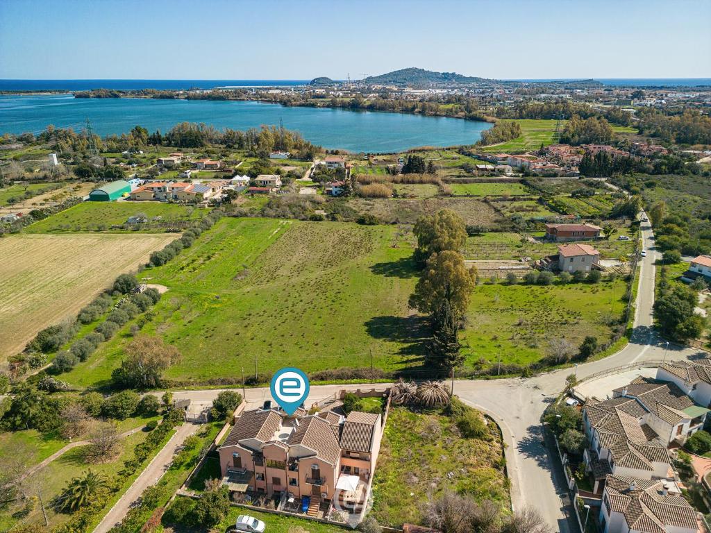 una vista aerea di una casa con un cartello stradale di Sun & Sea Studio a Tortolì