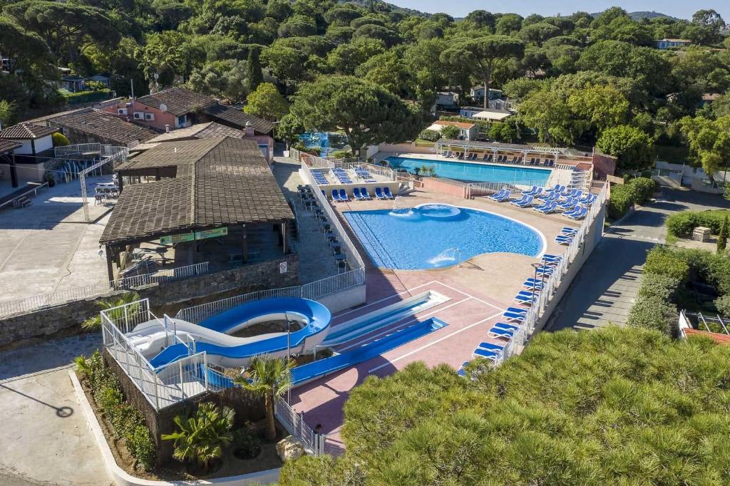 vista aerea su una piscina in un resort di Bungalow luxe 3 chambres surplombant le Golf de St Tropez a Gassin