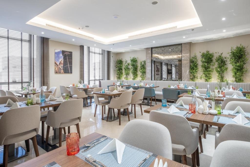 Restoran või mõni muu söögikoht majutusasutuses Three Points Musalli Makkah