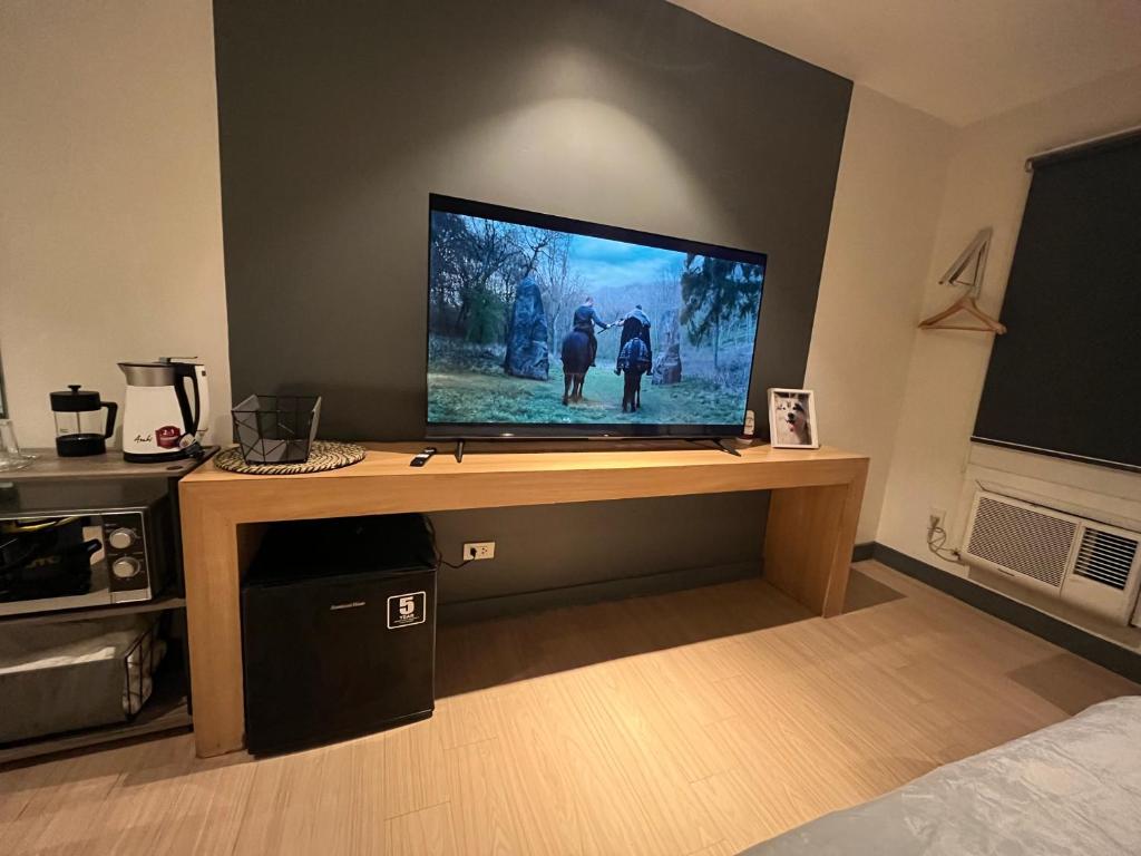 TV a/nebo společenská místnost v ubytování The UpperRoom @ Real Suites