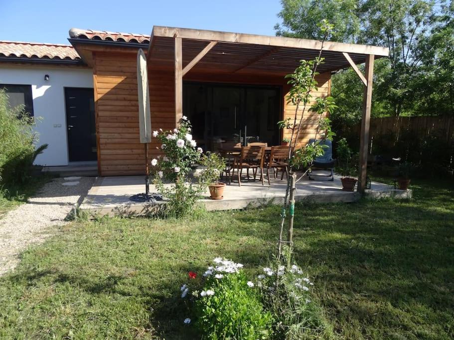 une pergola en bois avec une table dans la cour dans l'établissement Beau 2 pièces climatisé avec jardin dans villa à Mougins, à Mougins