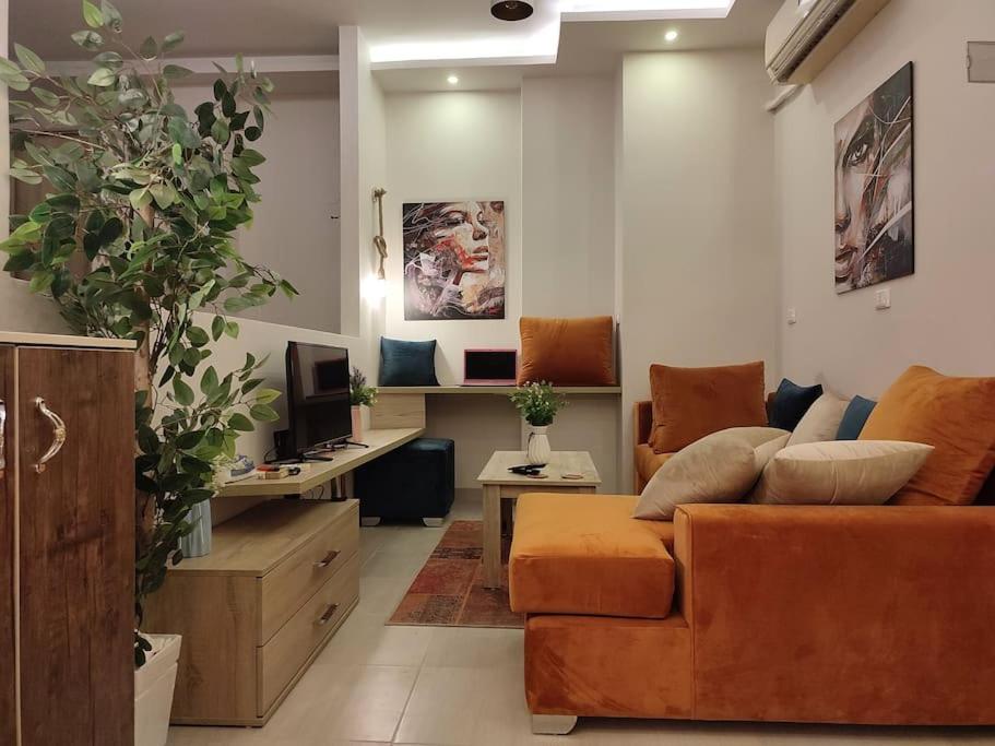sala de estar con sofá y TV en studio inside resort including private sand beach en Hurghada