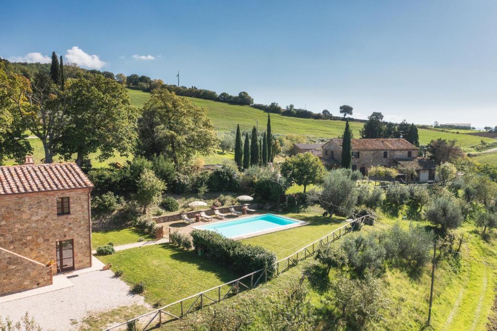 an aerial view of a garden with a swimming pool at Agriturismo La Casellina in Monticchiello