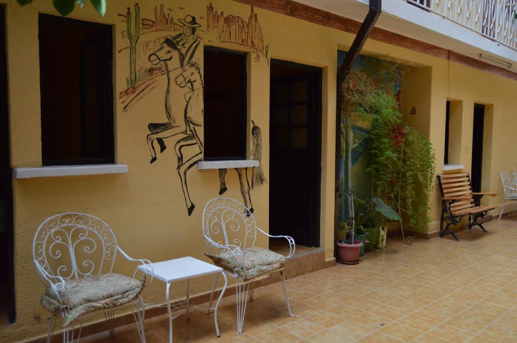 Hostal Coronel Pedro Arraya的阳台或露台