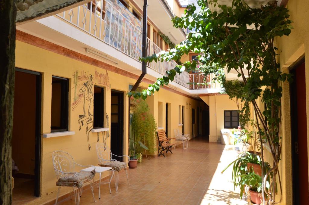 图皮萨Hostal Coronel Pedro Arraya的一座带桌椅的建筑的空庭院