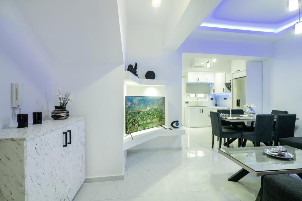 un soggiorno con tavolo e una sala da pranzo di Jensila Suite by "elite" a Città di Zante