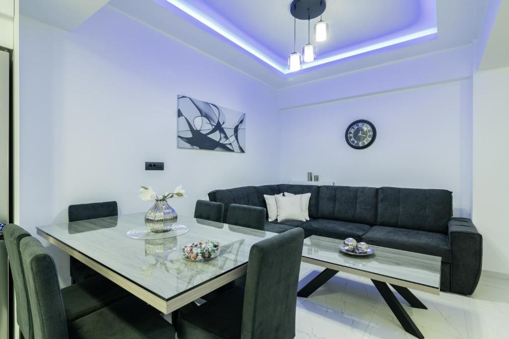Area soggiorno di Jensila Suite by "elite"