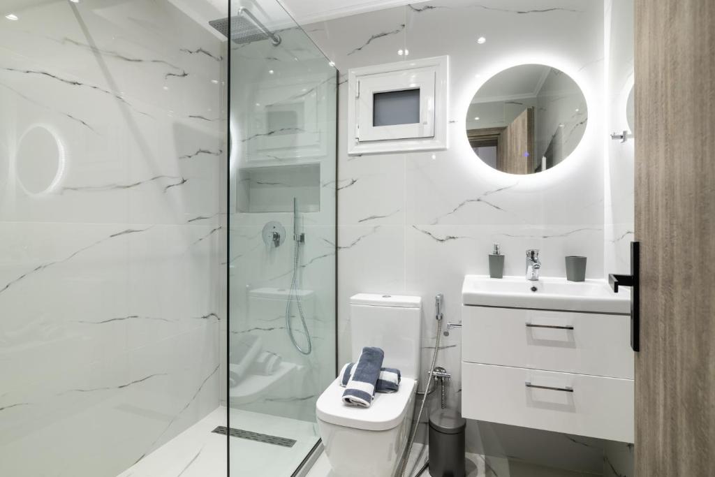un bagno con doccia, WC e lavandino di Jensila Suite by "elite" a Città di Zante