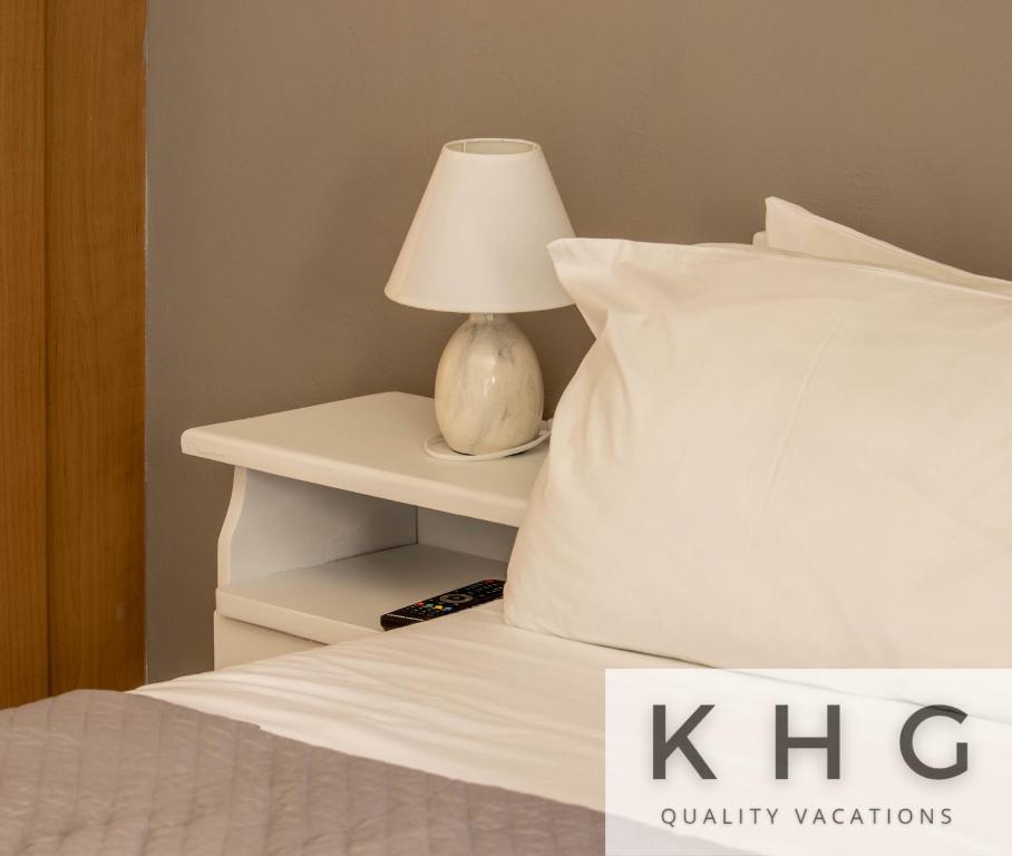 Łóżko lub łóżka w pokoju w obiekcie SEA VIEW RETREAT STUDIO IN AGIOS KONSTANTINOS!