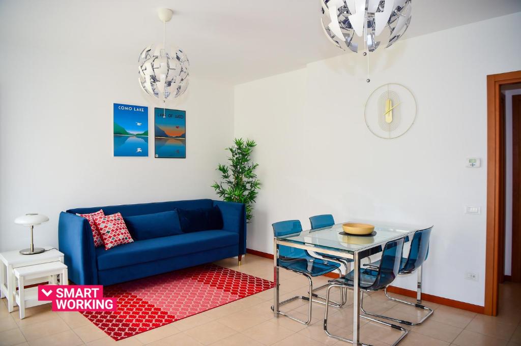 ein Wohnzimmer mit einem blauen Sofa und einem Tisch in der Unterkunft Blue Bellagio by Wonderful Italy in Bellagio