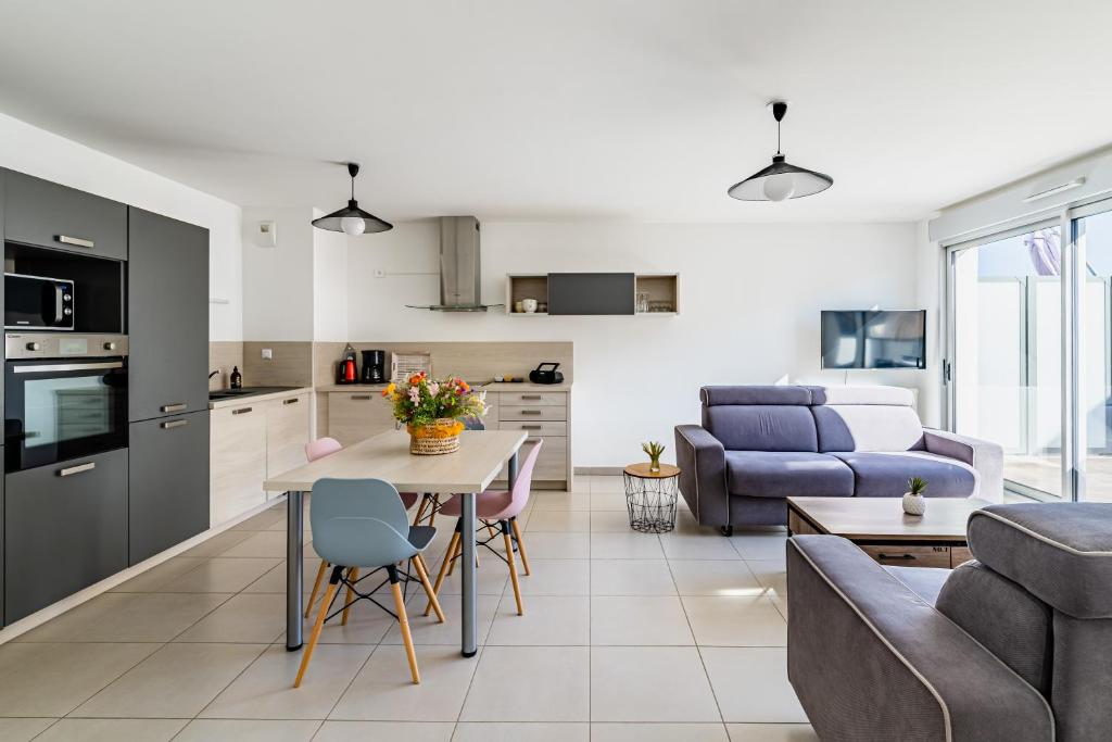 Zdjęcie z galerii obiektu Moderne, piscine, parking privé, climatisation, 3 chambres w mieście Six-Fours-les-Plages