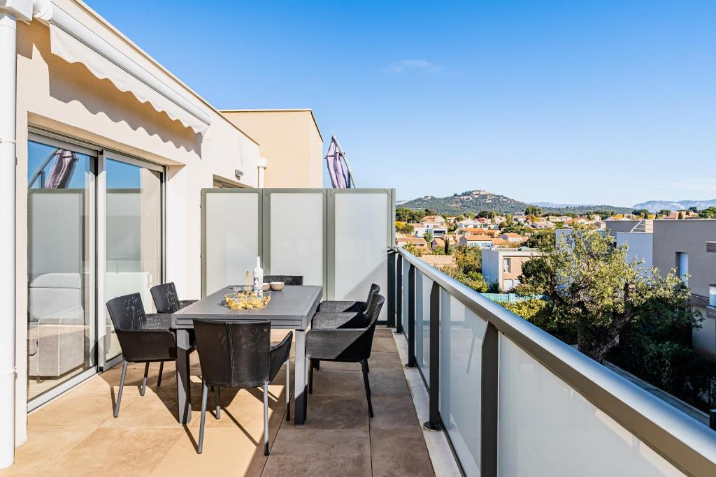 Zdjęcie z galerii obiektu Moderne, piscine, parking privé, climatisation, 3 chambres w mieście Six-Fours-les-Plages