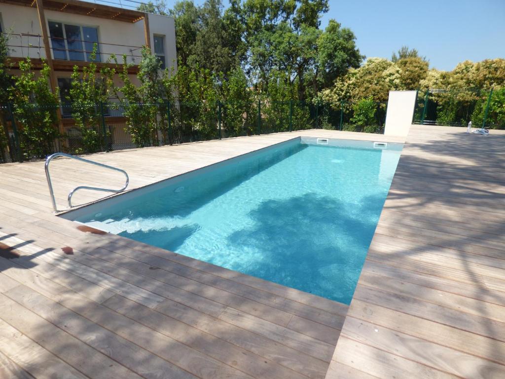 einen Pool auf einer Terrasse mit einem Haus in der Unterkunft Moderne, piscine, parking privé, climatisation, 3 chambres in Six-Fours-les-Plages