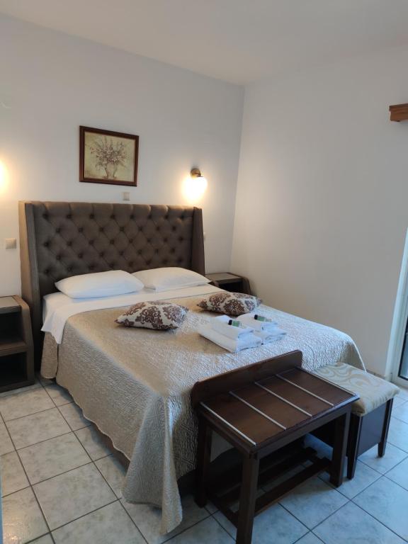 Postel nebo postele na pokoji v ubytování Filoxenia Hotel Monemvasia