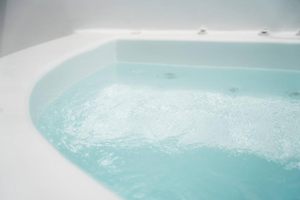 Fotografie z fotogalerie ubytování AKRI santorini with heated jacuzzi v destinaci Emporio