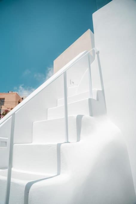 Fotografie z fotogalerie ubytování AKRI santorini with heated jacuzzi v destinaci Emporio