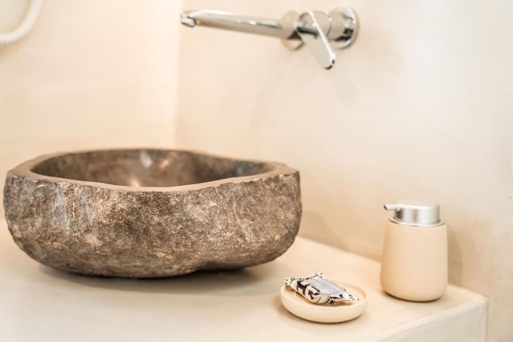 Fotografie z fotogalerie ubytování AKRI santorini with heated jacuzzi v destinaci Emporio
