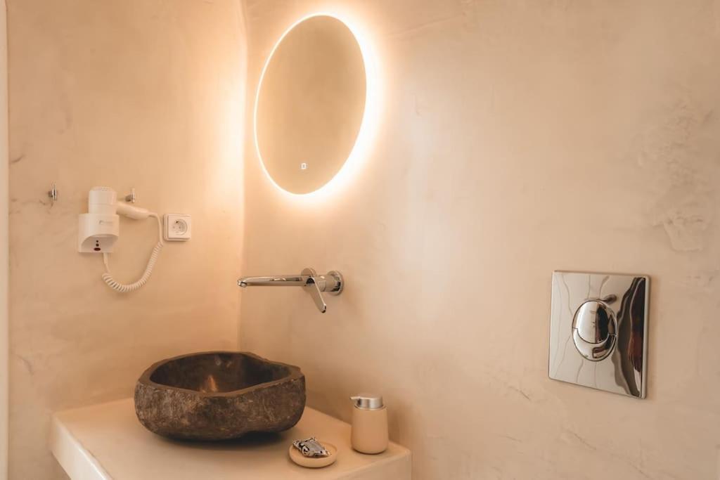 Koupelna v ubytování AKRI santorini with heated jacuzzi
