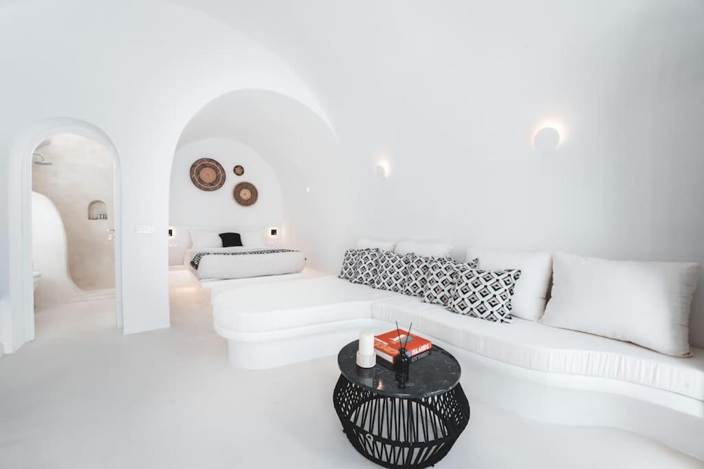 Posezení v ubytování AKRI santorini with heated jacuzzi