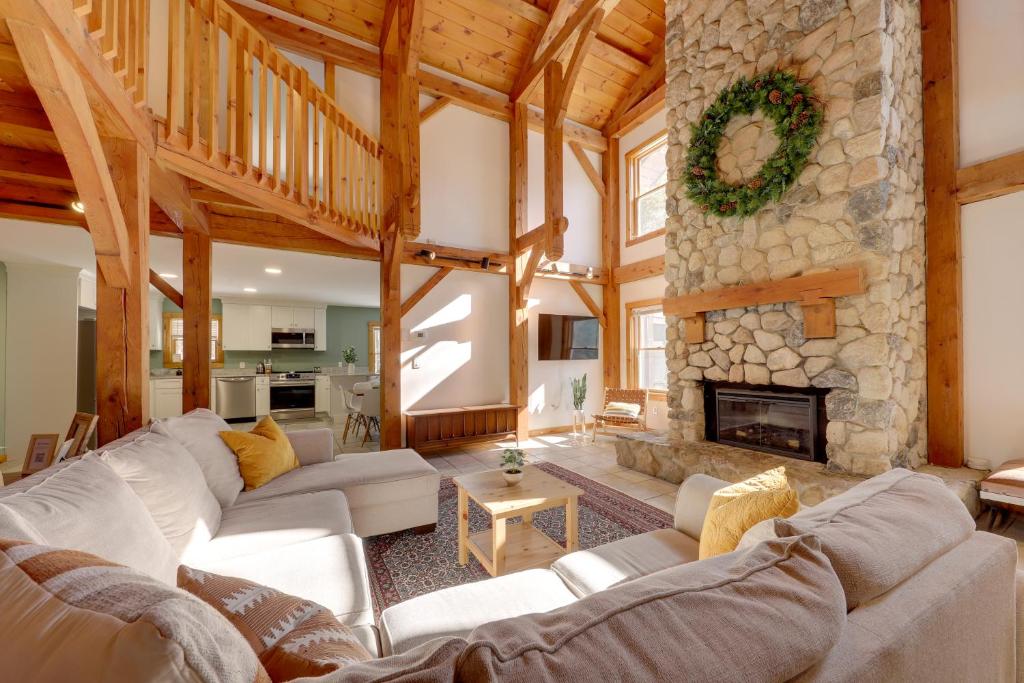 Χώρος καθιστικού στο Waterfront Lakes Region Home on Private Cove!