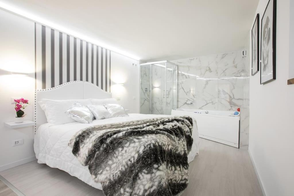 Ένα ή περισσότερα κρεβάτια σε δωμάτιο στο My Piazza Navona Jacuzzi Suite - Top Collection