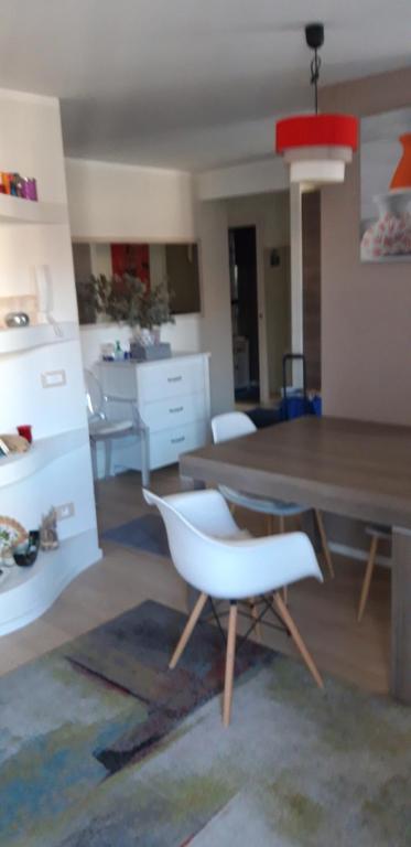 un salon avec une table et une chaise blanche dans l'établissement Appartamento zona porto a 10 mn a piedi dal mare, à Nice