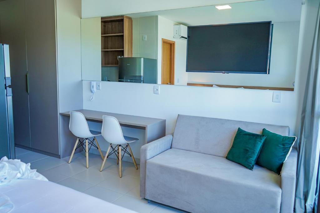 uma sala de estar com um sofá e uma mesa em Mana Beach Experience By Mai em Porto de Galinhas
