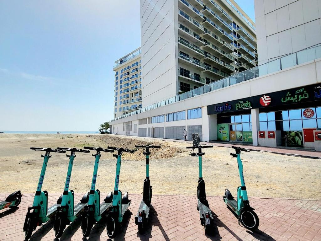 Fotografie z fotogalerie ubytování Luxurious 2 bedroom Beachfront Apartment - direct seaview v destinaci Ras al Khaimah