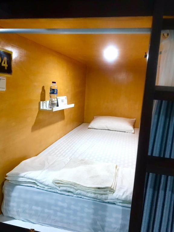 Postel nebo postele na pokoji v ubytování Bu Sepuh GuestHouse