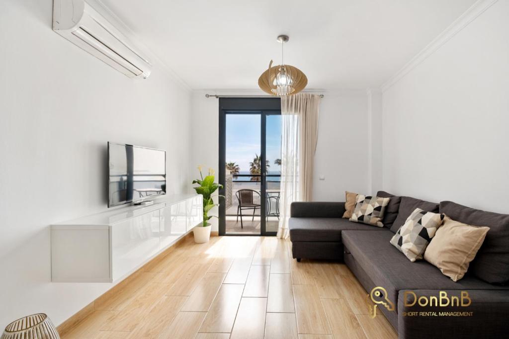 Posezení v ubytování Cozy apartment with sea view and private parking in Fuengirola
