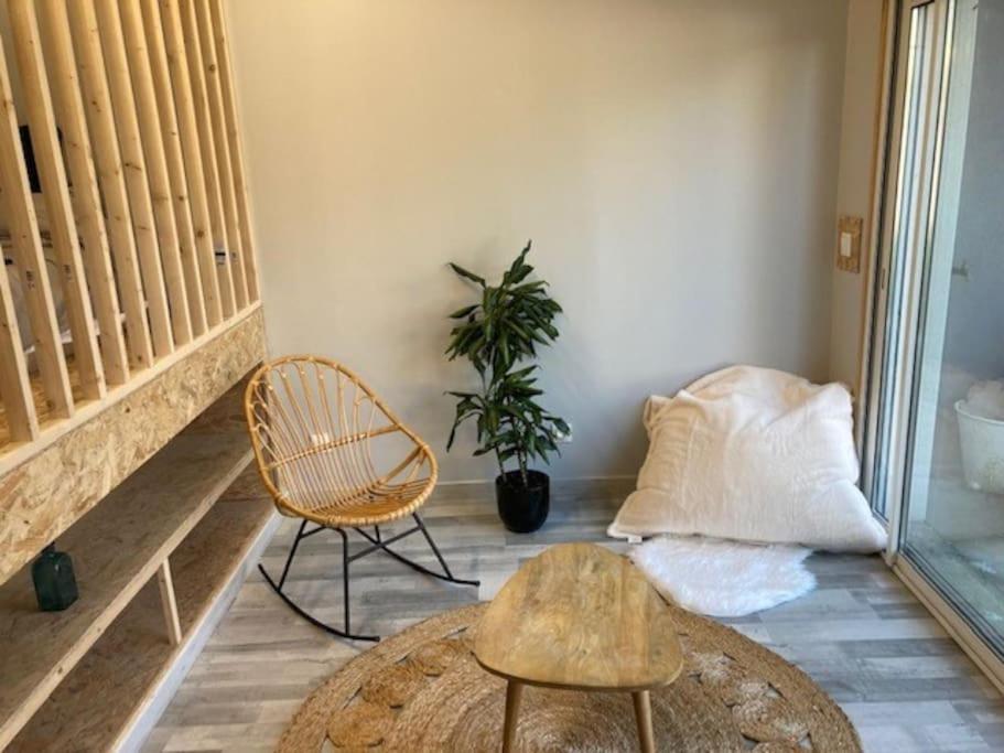 Część wypoczynkowa w obiekcie Agréable studio proche de Rouen