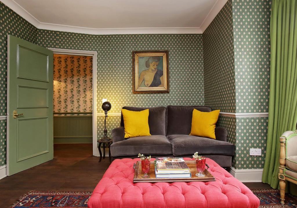 ロンドンにあるHome at Heart - Glorious 2 Bedroom Garden Apartment Notting Hill TALBのリビングルーム(ソファ、テーブル付)