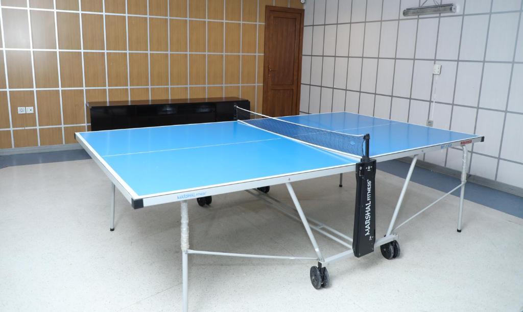Stolní tenis v ubytování Modern Hotel nebo okolí