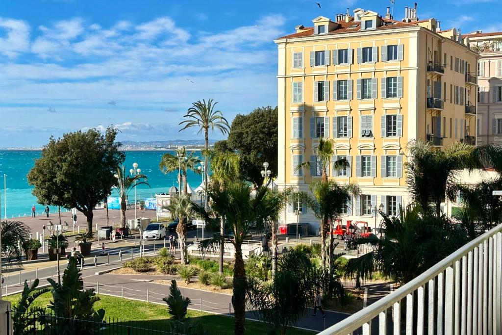 Elle offre une vue sur un bâtiment et l'océan. dans l'établissement OPERA PROMENADE 4 Brand-new! 4 rooms next to beach balcony sea view, à Nice