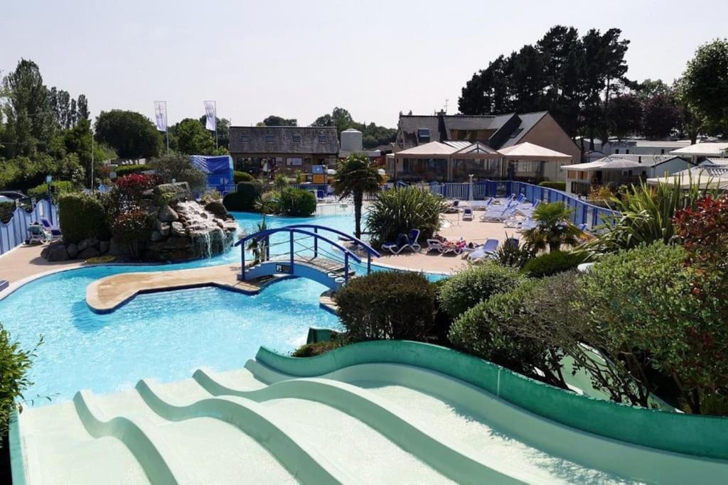Fotografia z galérie ubytovania Charmant bungalow en camping 5* avec piscine v destinácii Erdeven