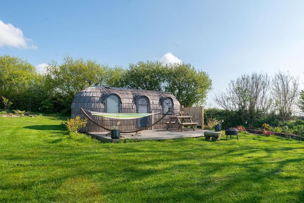 una yurta en medio de un campo de hierba en Prosecco - Lydcott Glamping Cornwall, sea views en East Looe