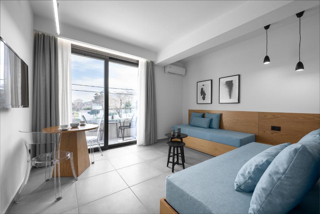 um quarto com uma cama azul e uma sala de estar em ROTHOS LUXURY em Stavros