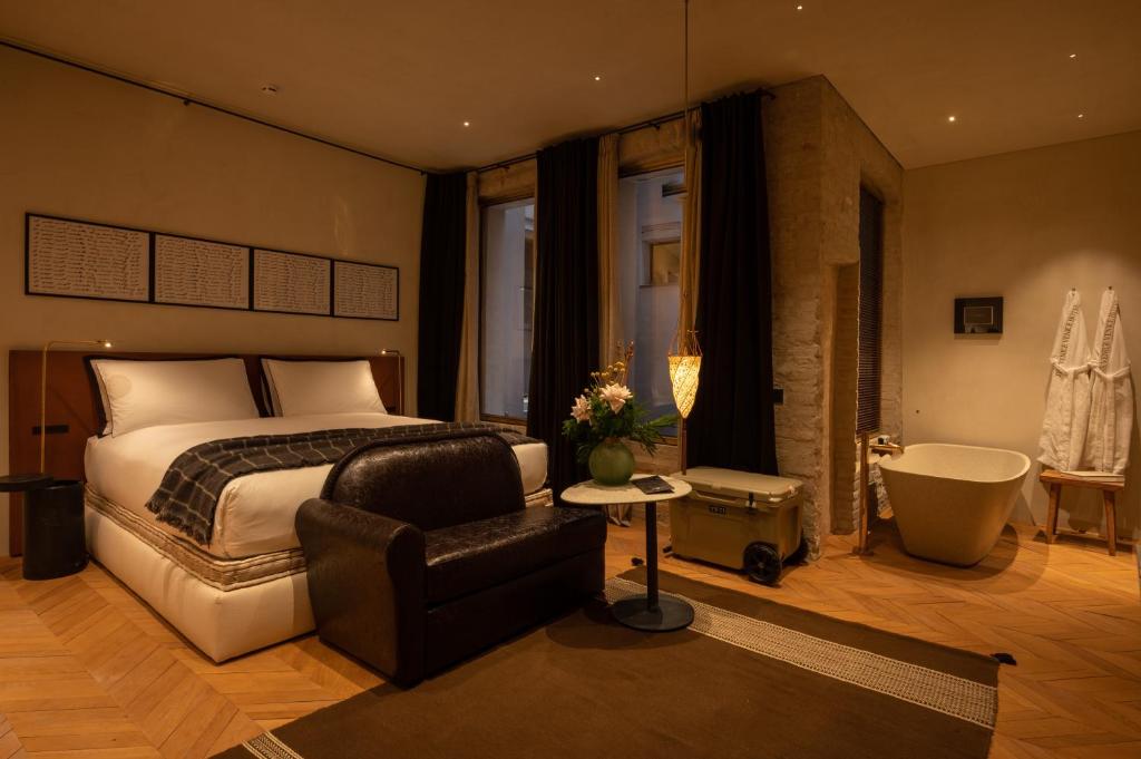 Postel nebo postele na pokoji v ubytování The Venice Venice Hotel