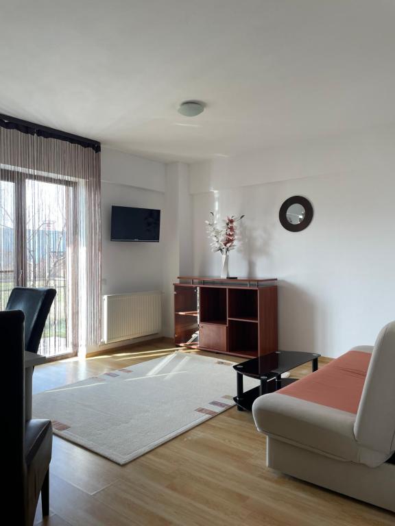 Class Park Residence في تارغوفيست: غرفة معيشة مع أريكة وطاولة