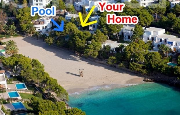 eine Luftansicht auf einen Strand mit dem Textpool und Ihrem Haus in der Unterkunft Beach Suite Playa Cala dor in Cala d´Or