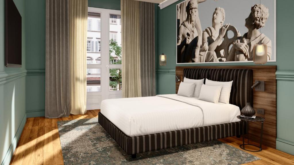 ein Schlafzimmer mit einem Bett und einem großen Fenster in der Unterkunft Hotel CHC Torino Castello in Turin